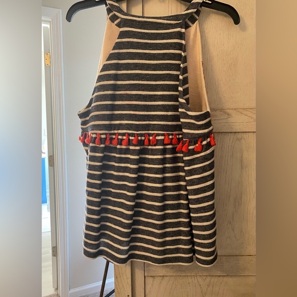 Gorgeous sleeveless top- perfect for the boat or a barbecue. This top has it all - Picture 2 of 4